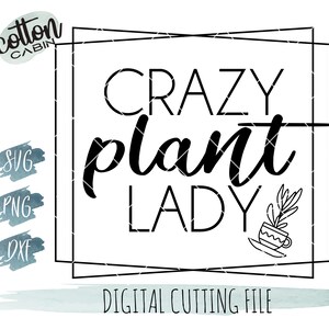 Pode incluir: Design de arquivo de corte digital em preto e branco com o texto "CRAZY plant LADY" dentro de uma moldura quadrada. Uma pequena planta em vaso com uma xícara está no canto inferior direito. O texto "DIGITAL CUTTING FILE" está abaixo da moldura.
