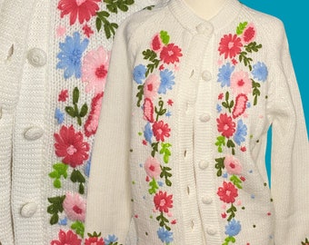 Vintage Mid-Century 50's 60's Acryl Gebreid Vest Full Fashioned Hand Geborduurd Bloemenmotief Maat Medium