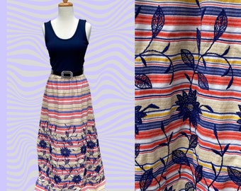 Chique vintage jaren 70 marineblauwe en gestreepte maxi-jurk met geborduurd bloemmotief