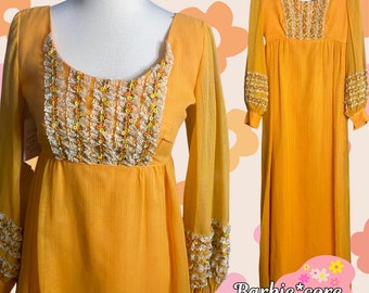 Jaren 1960-70 Peach Prairie Chiffon Maxi Jurk - Geborduurde bloemen - Bishop Sleeves - Vintage Boho Fashion
