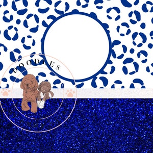 Peut inclure: Une illustration numérique de deux chiens caniches bruns avec des empreintes de pattes bleues sur un fond blanc avec un motif léopard bleu. L'image comprend également un fond de paillettes bleues et un cercle blanc avec le texte "DOODLES" en police rose.