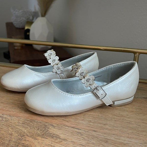 Ivory Girl Mary Jane shoes, Adjustable strap closure, Classic, elegant shoes, first Communion, ceremony, Flower girls, Wedding, Party