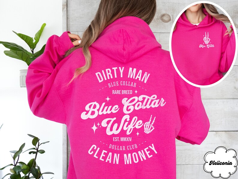 Puede incluir: Sudadera con capucha rosa con un gr&aacute;fico blanco que dice "Dirty Man - Blue Collar - Rare Breed - Blue Collar Wife - Est. MMXIV - Dollar Club - Clean Money".