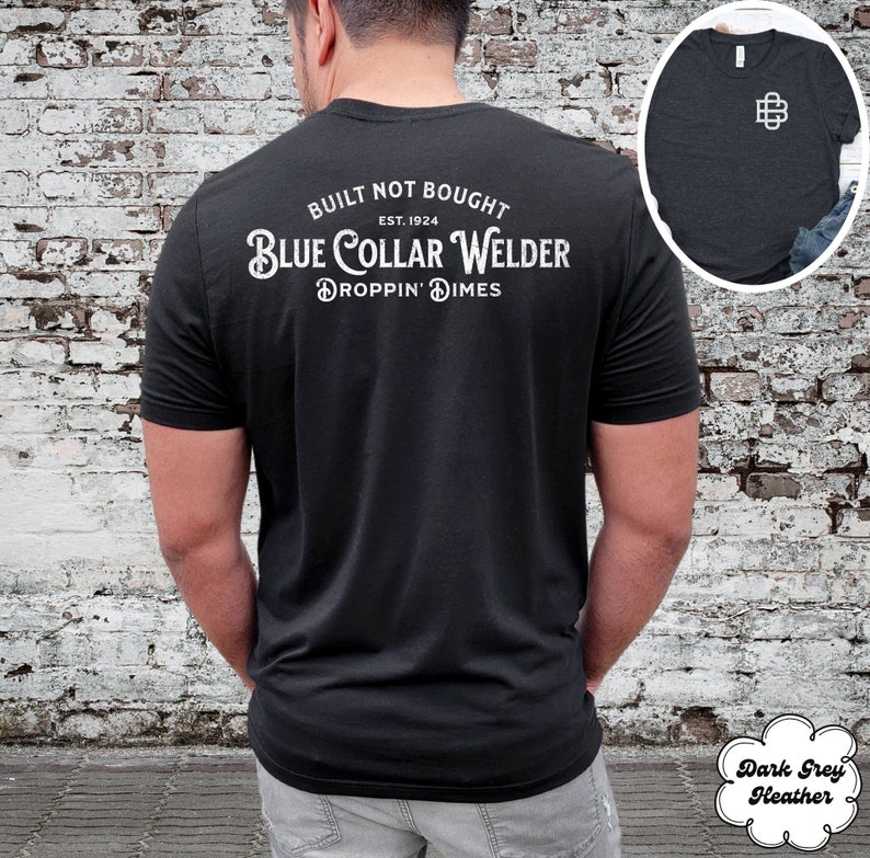 Pode incluir: Camiseta preta com um gr&aacute;fico branco que diz "Built Not Bought Est. 1924 Blue Collar Welder Droppin' Dimes".