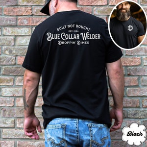 Pode incluir: Camiseta preta com um gr&aacute;fico branco de estilo vintage que diz "Built Not Bought Est. 1924 Blue Collar Welder Droppin' Dimes".