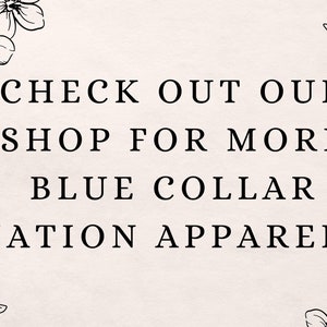 Puede incluir: Gr&aacute;fico de texto con bordes florales que dice "&iexcl;Visita nuestra tienda para m&aacute;s ropa de Blue Collar Nation!"