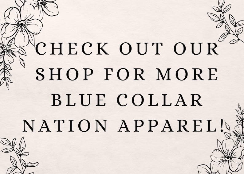 Puede incluir: Gr&aacute;fico de texto con bordes florales que dice "&iexcl;Visita nuestra tienda para m&aacute;s ropa de Blue Collar Nation!"