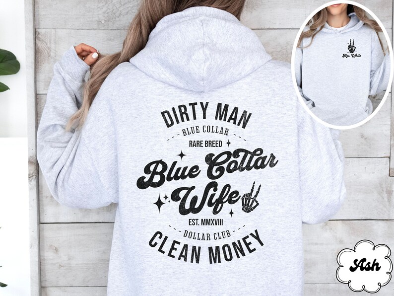 Puede incluir: Sudadera con capucha gris ceniza con un estampado gr&aacute;fico negro que dice "Dirty Man Blue Collar Rare Breed Blue Collar Wife Est. MMXVIII Dollar Club Clean Money".