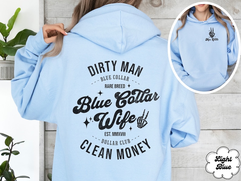 Puede incluir: Sudadera con capucha azul claro con un estampado gr&aacute;fico negro que dice "Dirty Man Blue Collar Rare Breed Blue Collar Wife Est. MMXVIII Dollar Club Clean Money".