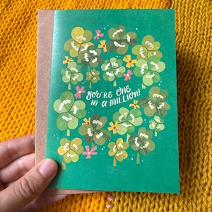 Eres uno en un millón Tarjeta de felicitación / Linda ilustración de dibujos animados de trébol hecha a mano en Australia, en blanco, reciclada - ¡Con sobre!