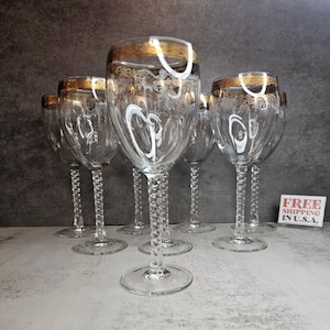 Conjunto de 8 taças de vinho vintage sopradas à mão, com borda dourada e gravuras florais, hastes torcidas, estilo meados do século XX.