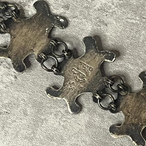 Peut inclure: Gros plan d'un bracelet en argent avec un motif en &eacute;toile r&eacute;p&eacute;titif. Le bracelet est marqu&eacute; "925 Mexique" au dos d'une des &eacute;toiles.