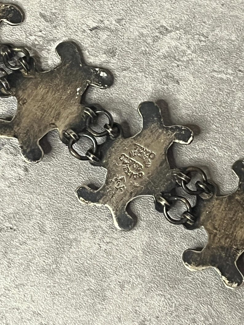Peut inclure: Gros plan d'un bracelet en argent avec un motif en &eacute;toile r&eacute;p&eacute;titif. Le bracelet est marqu&eacute; "925 Mexique" au dos d'une des &eacute;toiles.
