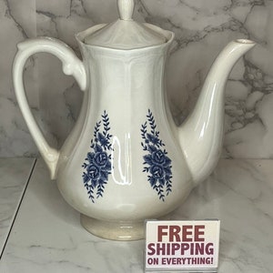 Mayhill Federalist China Tetera - Hecho en Japón - Diseño de flor azul