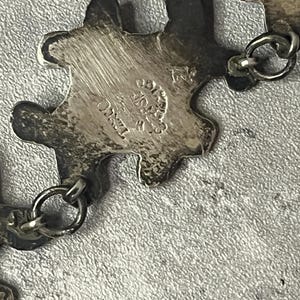 Peut inclure: Un bracelet en argent avec un design textur&eacute; irr&eacute;gulier. Le bracelet a un fermoir et est marqu&eacute; "Mexico 925 Sterling".