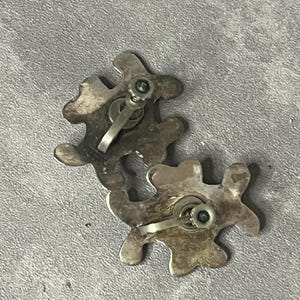 Peut inclure: Une paire de boucles d'oreilles en argent en forme de tortue avec une fermeture &agrave; clip.