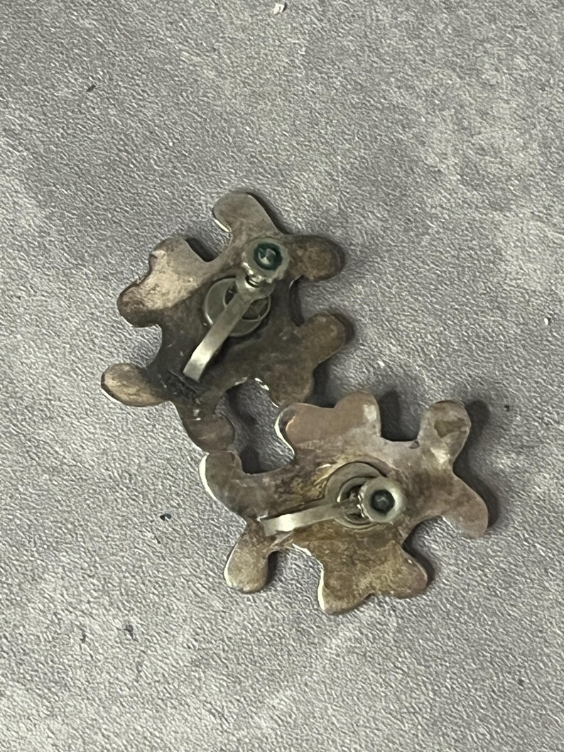 Peut inclure: Une paire de boucles d'oreilles en argent en forme de tortue avec une fermeture &agrave; clip.