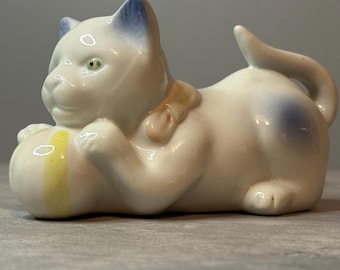 Estatueta de gato de cerâmica vintage: manchas azuis, laço rosa