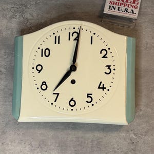 Reloj de cerámica Art Déco vintage / Reloj de repisa de chimenea blanco y verde pálido estilo años 30
