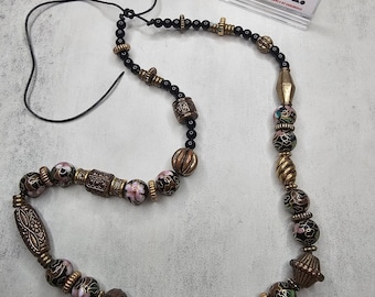 Collar chino vintage de cloisonné con cuentas negras y esmalte floral. Joya llamativa con cierre de lazo.