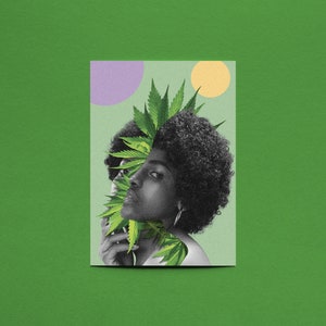 Puede incluir: Un póster con un retrato en blanco y negro de una persona con cabello rizado, parcialmente oscurecido por hojas verdes de cannabis. El fondo es verde claro con un círculo morado y un círculo amarillo.