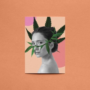 Peut inclure: Portrait en noir et blanc d'une femme avec des feuilles de cannabis vertes disposées autour de ses yeux et de sa tête. L'arrière-plan présente un motif de blocs de couleur pêche et rose. L'image est sur une surface pêche.