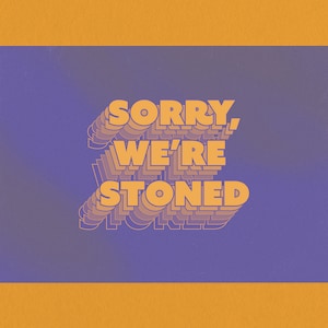 Peut inclure: Carte rectangulaire avec le texte "SORRY, WE'RE STONED" en orange superposé sur un fond violet. La carte est posée sur un fond orange.