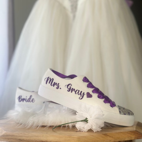 Hochzeit Braut Sneakers individuelles Geschenk | Glitzy Kicks Lila personalisierte Tanzschuhe | Hochzeitsfeier Tennis Mr & Mrs Glam Braut flache Schuhe