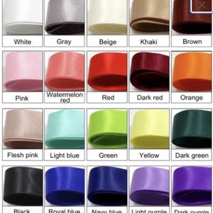 Pode incluir: Uma cole&ccedil;&atilde;o de fitas de cetim em v&aacute;rias cores, incluindo branco, cinza, bege, c&aacute;qui, marrom, rosa, vermelho melancia, vermelho, vermelho escuro, laranja, rosa carne, azul claro, verde, amarelo, verde escuro, preto, azul royal, azul marinho, lil&aacute;s claro e roxo escuro. Cada fita &eacute; rotulada com o nome da cor.