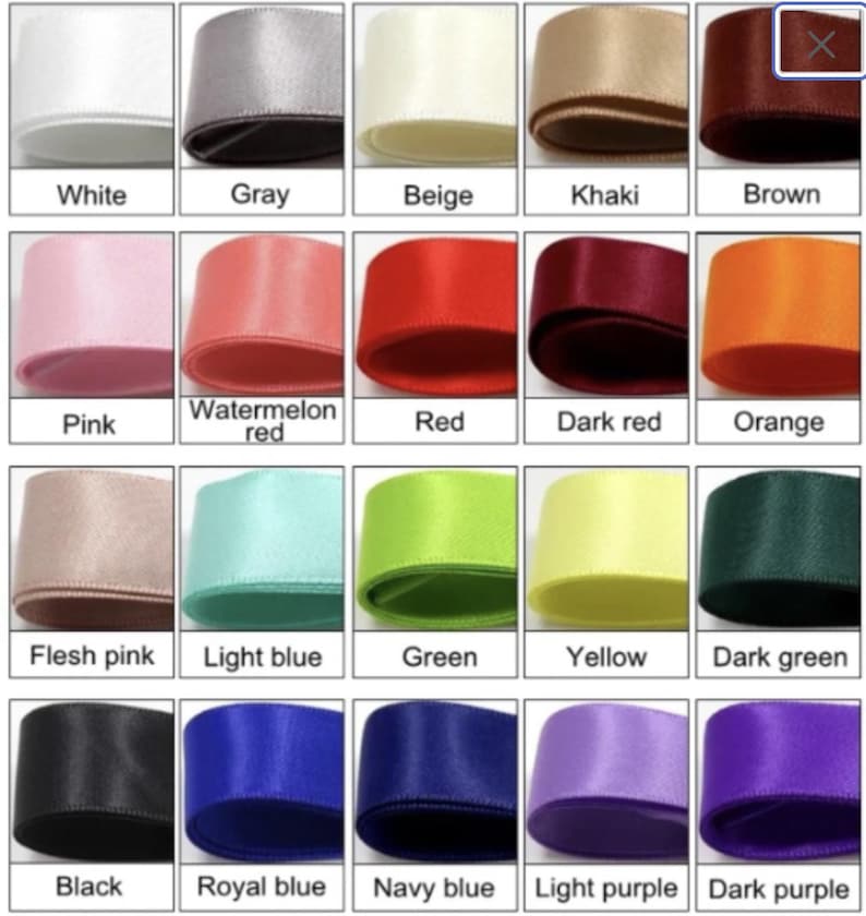 Pode incluir: Uma cole&ccedil;&atilde;o de fitas de cetim em v&aacute;rias cores, incluindo branco, cinza, bege, c&aacute;qui, marrom, rosa, vermelho melancia, vermelho, vermelho escuro, laranja, rosa carne, azul claro, verde, amarelo, verde escuro, preto, azul royal, azul marinho, lil&aacute;s claro e roxo escuro. Cada fita &eacute; rotulada com o nome da cor.
