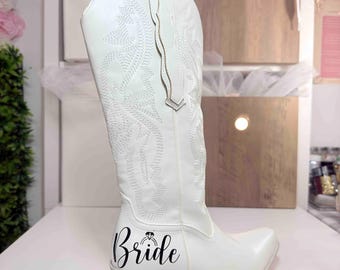 Boda con botas vintage de vaquera para novia