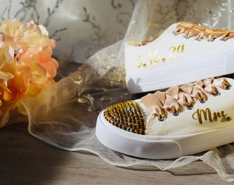 Zapatillas de boda doradas: Zapatos de baile nupciales con pedrería y cordones color champán.