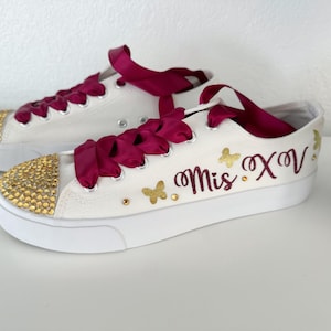 Benutzerdefinierte Quinceaña Sneakers: Gold & Burgund Schmetterling Sweet 15 Schuhe