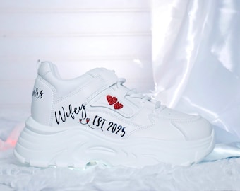 Personalisierte Brautplattform Dad Fashion Sneakers: Wifey EST, rote Glitzerherzen