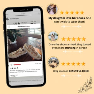 Puede incluir: Primer plano de un par de zapatillas blancas con purpurina dorada y el nombre "Fernanda" escrito en una zapatilla. Las zapatillas est&aacute;n sobre una superficie de madera y tienen una calificaci&oacute;n de 4,9 estrellas en un sitio web.