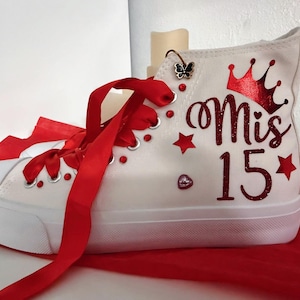 Personalisierte Quinceaña High Top Sneakers: Rote Glitzerkrone, Satinschnürze