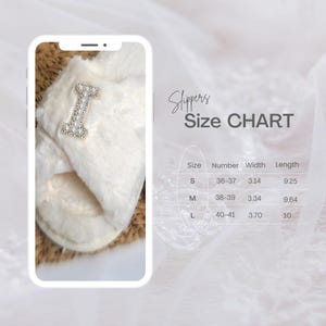 Pode incluir: Chinelos de pele sint&eacute;tica branca com uma letra "I" cravejada de p&eacute;rolas no topo. A imagem inclui uma tabela de tamanhos. O texto diz "Slippers Size CHART".