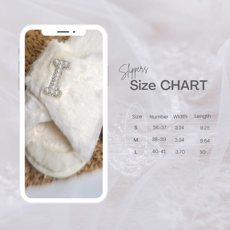 Pode incluir: Chinelos de pele sint&eacute;tica branca com uma letra "I" cravejada de p&eacute;rolas no topo. A imagem inclui uma tabela de tamanhos. O texto diz "Slippers Size CHART".