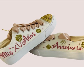 Zapatillas personalizadas para quinceañera: atuendo "Mis XV" con pedrería