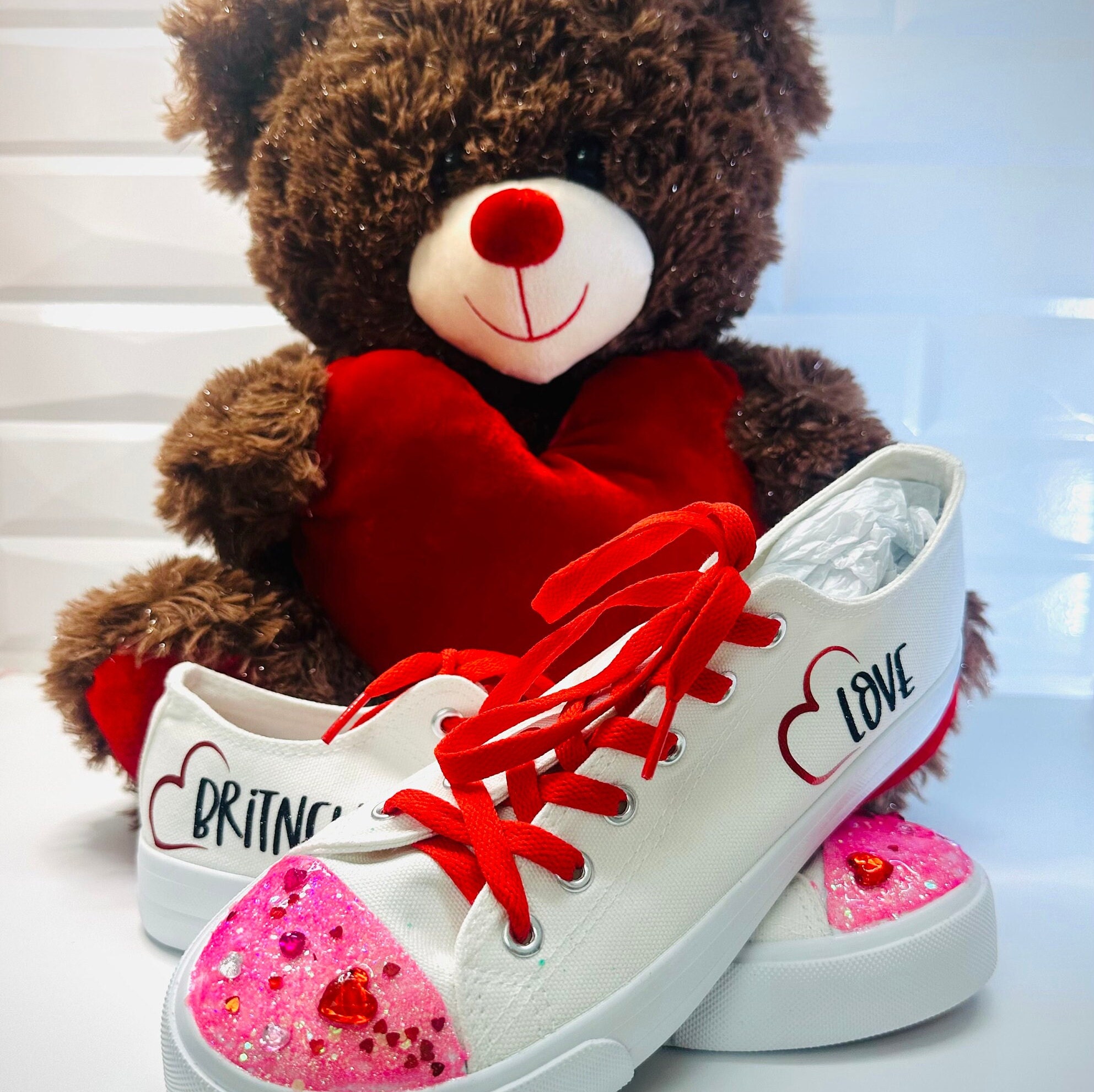 Scarpe con cuori best sale rossi