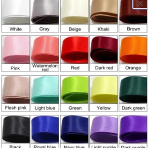 Puede incluir: Una carta de colores de 20 colores de cinta de sat&eacute;n diferentes. Los colores est&aacute;n dispuestos en cinco filas de cuatro colores cada una. Los colores son: blanco, gris, beige, caqui, marr&oacute;n, rosa, rojo sand&iacute;a, rojo, rojo oscuro, naranja, rosa carne, azul claro, verde, amarillo, verde oscuro, negro, azul real, azul marino, morado claro y morado oscuro.