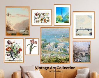 Puede incluir: Una colección de estampas de arte vintage enmarcadas que presentan una variedad de temas, que incluyen paisajes, paisajes urbanos e ilustraciones botánicas. Las estampas están dispuestas en una pared sobre un sofá de cuero marrón. El texto "Vintage Art Collection" y "UNYKMarket1" se muestra debajo de las estampas.