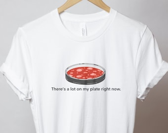 Il y a beaucoup dans mon assiette T-shirt unisexe - chemise sur plaque de gélose - jeux de mots scientifiques - chemise microbiologiste - cadeau microbiologiste - tee-shirt biologie - école de médecine