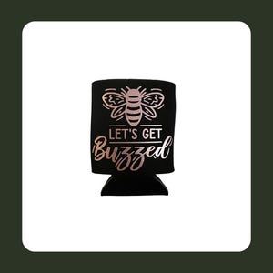 Könnte beinhalten: Schwarzer Neopren-Getränkedosenkühler mit einem roségoldenen Bienendesign und dem Text "Let's Get Buzzed".