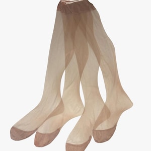 Puede incluir: Medias transparentes color nude con punteras reforzadas y una parte superior suave y elástica. Las medias son semitransparentes, permitiendo que se vea la piel. Un look clásico y elegante, adecuado para varios conjuntos.