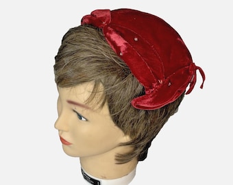 Sombrero tocado vintage de terciopelo rojo con pedrería para mujer de Clover Lane, años 50, en excelente estado.
