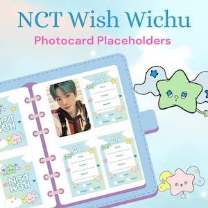 Könnte beinhalten: Ein blauer und weißer Photocard-Ordner mit vier Photocard-Steckplätzen. Jeder Steckplatz hat einen hellblauen Hintergrund mit einer weißen Wolke und einem Cartoon-Stern. Der Text "NCT Wish Wish" ist auf jedem Steckplatz gedruckt. Der Ordner hat einen Ringmechanismus und einen blauen und violetten Einband.