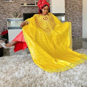 Diseño de granboubou de bazin amarillo y rojo con bordados rojos