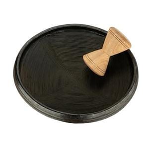 Könnte beinhalten: Ein schwarzes Mörser- und Stößel-Set. Der Mörser ist rund mit strukturiertem Innenraum. Der Stößel ist aus hellem Holz, in Sanduhrform. Das Set ist zum Mahlen von Kräutern und Gewürzen bestimmt.