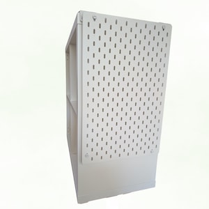 Può includere: Un mobile contenitore bianco a libera installazione con schienale forato. L'unità ha due ripiani e una base solida. La pannellatura forata è ricoperta di fori distanziati uniformemente. L'unità è progettata per l'organizzazione e l'esposizione.